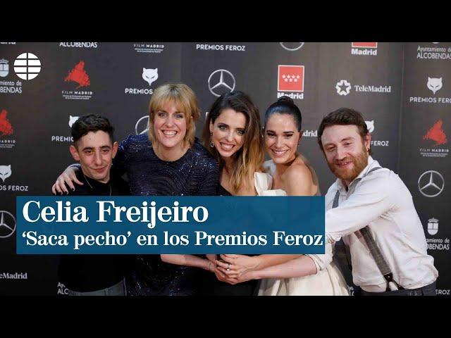 La actriz Celia Freijeiro 'saca pecho' en los Premios Feroz