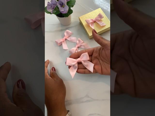 How to make a little bow  #ribbon #giftwrappingideas #wrappinggifts #ribbonbow #bow #gift #craft