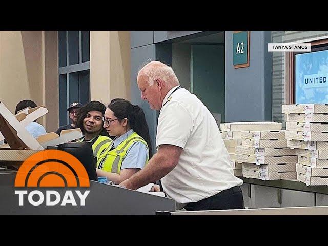 United pilot buys pizza for all passengers on delayed flight