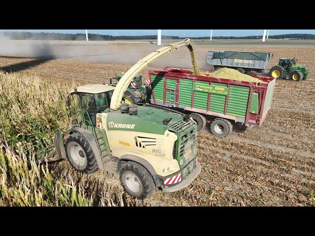 KRONE BIG X 1180 am Mais häckseln und 3 JOHN DEERE fahren ab / 4K