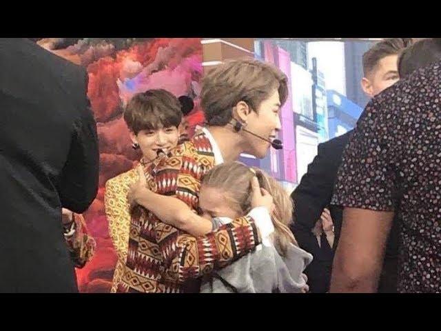 180926 JIMIN BTS hugged little girl fan on show 'Good Morning America' ( GMA)