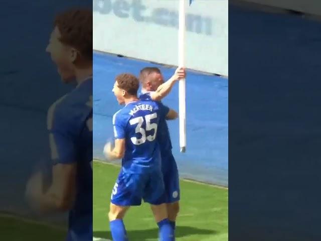 Jamie Vardy scores his 200TH Leicester goal 