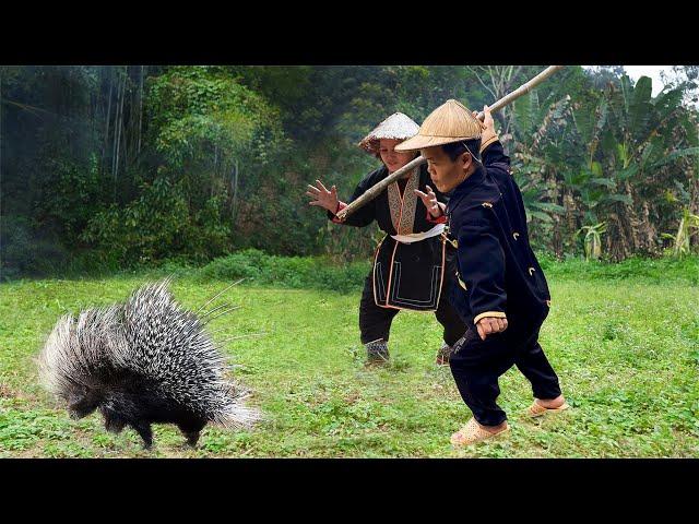 Dwarf Family Harvesting Wild Fruit: Encountering the Hedgehog Again | Primitive Life