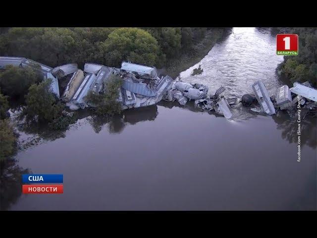 В США под тяжестью грузового поезда рухнул железнодорожный мост