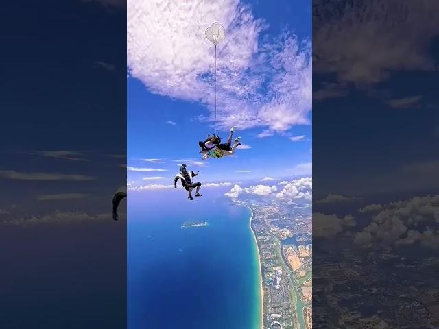sky on skyline #skydiving #skydive #song #bollywood #hindisong #love #music #lifeisbutadream