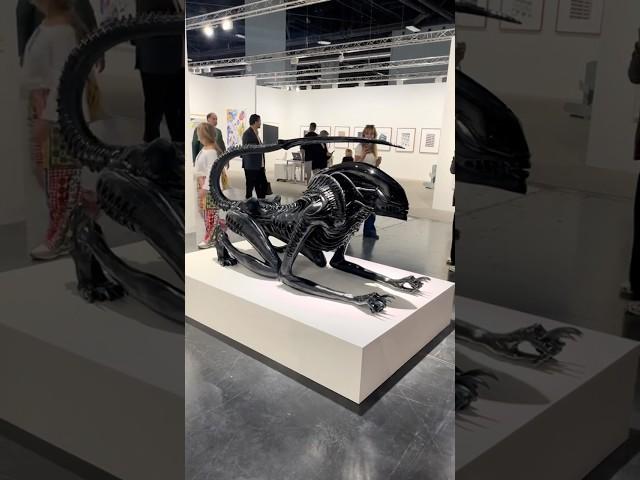 #necronom / Alien III”, es una pieza del artista #hrgiger en la #artbasel df Miami