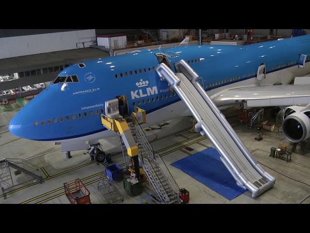 Boeing 747-400 upper deck emergency slide deployment