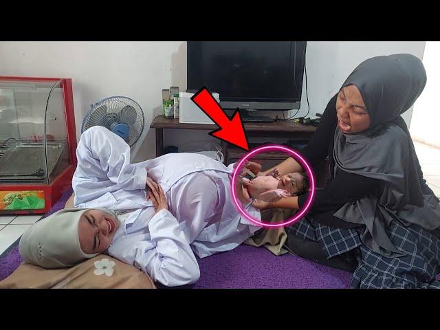 KAGET MAU PERIKSA KANDUNGAN IBU HAMIL MALAH DI SURUH BANTU IBU DOKTER MELAHIRKAN