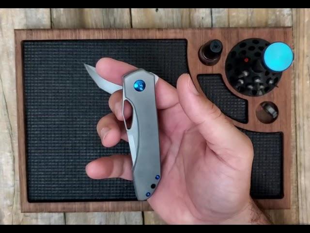 MOEBRAVO - NKD - Simeon Custom Knives Unto - Titanium and Carbon Fiber.