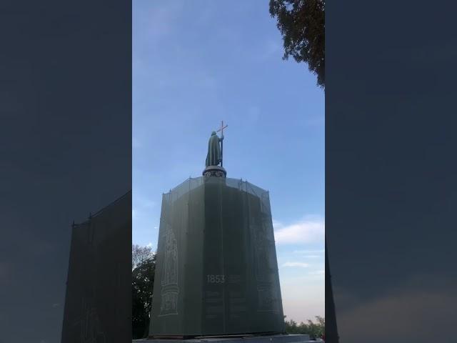 Св. Владимир с крестом.