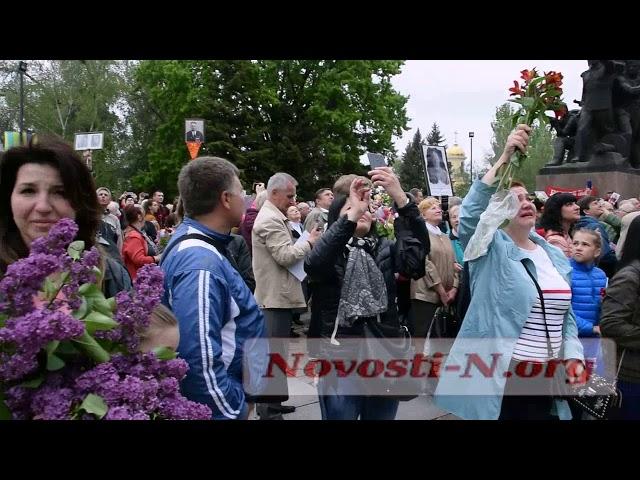 Видео "Новостей-N": Полет журавлей над площадью в День Победы