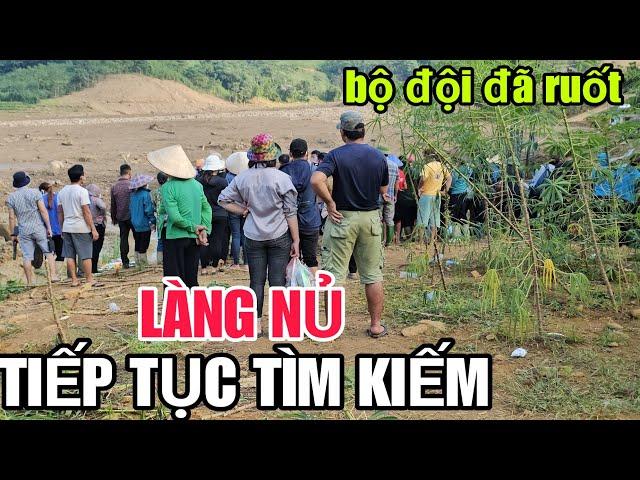 BỘ ĐỘI ĐÃ RUỐT Làng nủ vẫn tìm kiếm nạn nhân còn sót lại