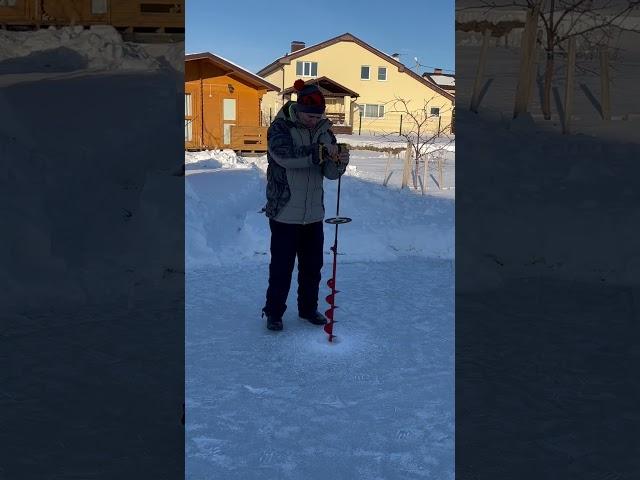 Пруд зимой. Проверяем толщину льда.