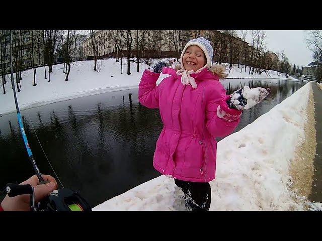 Рыбалка с ребенком  Гуляем по реке в парке Горького в Минске  Тест удилища JOHNCOO Vivid C632UL