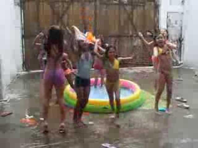 HARLEM SHAKEN - NIÑAS EN PISCINA