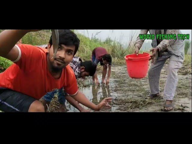 Amazing Fishing,A Boy ls Underground, Big Catfish,Fishing In  The River Bank