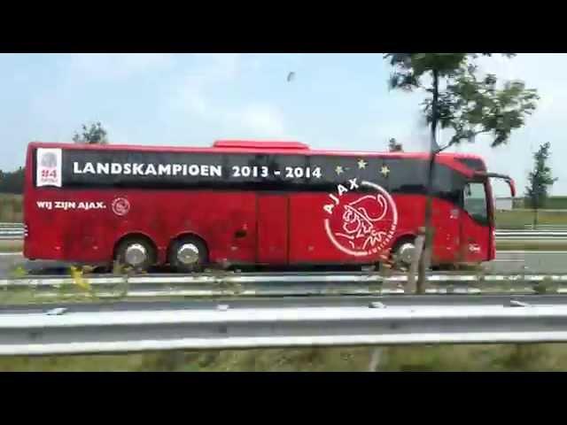 De Ajax-bus met het team onderweg op de A2 bij Den Bosch.