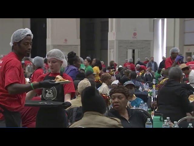 Safeway serves families Thanksgiving meals at Feast of Sharing | NBC4 Washington