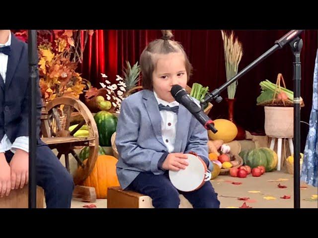 3-year-old sings '10,000 Reasons' at church