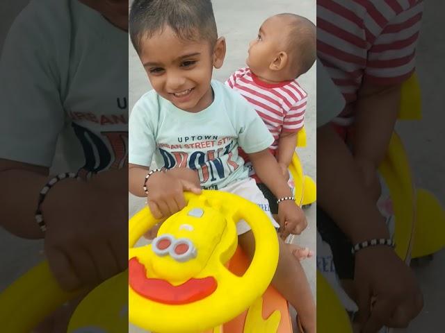 मै निकला गाड़ी ले के#cute baby enjoying their ride#trendingshorts #cute
