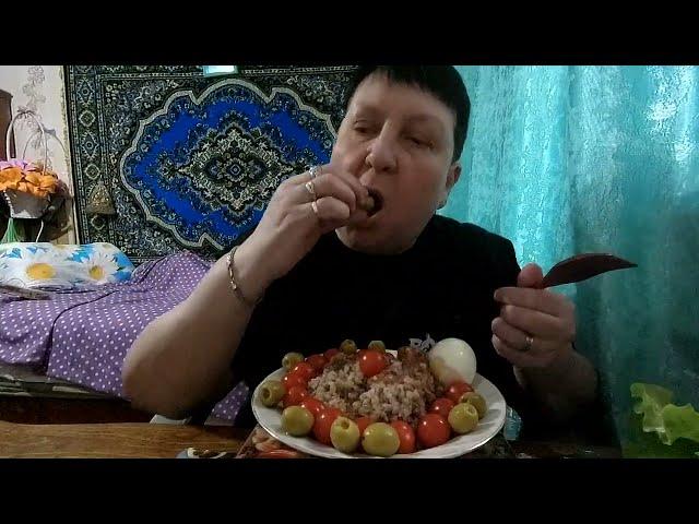 МУКБАНГ ГРЕЧКА ПО ЦАРСКИ, ОЛИВКИ и ПОМИДОРКИ/MUKBANG/EATING/VLOG