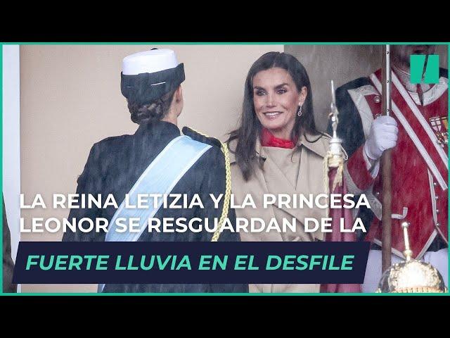 La reina Letizia y la princesa Leonor se resguardan de la fuerte lluvia en el desfile