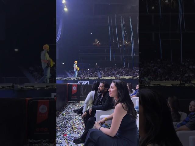  #arijitsingh introduces #mahirakhan to #audience in his #liveconcert #shorts