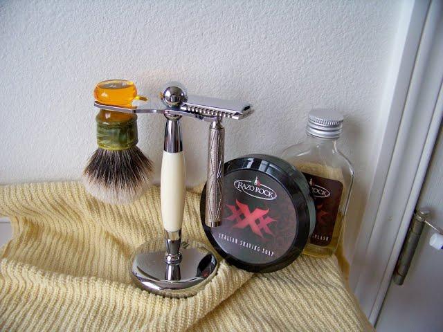 Yaqi Flipside Razor, Yaqi 22 MM Two Band Badger, Razorock XXX Soap