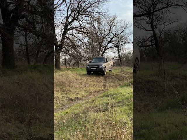 Mitsubishi pajero diagonal hanging off road