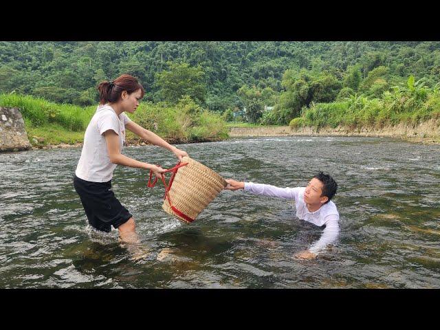 The motorbike taxi driver chased Mai& fell into the water.He threatened to burn down Mai's house.LTM