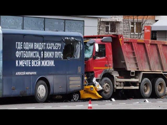 В Москве грузовик и автобус смяли такси на улице 1905 года | Два человека погибли | Момент аварии