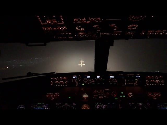 Boeing 737 Foggy Cockpit Landing in London Stansted