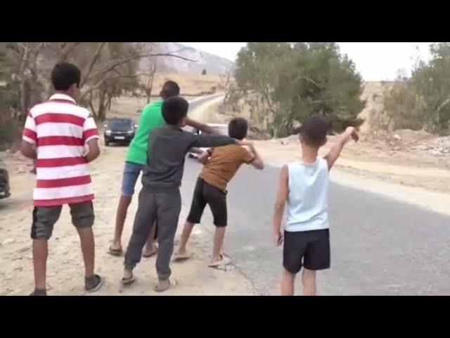 Children begging for food due to the earthquake in the absence of any assistance from the state