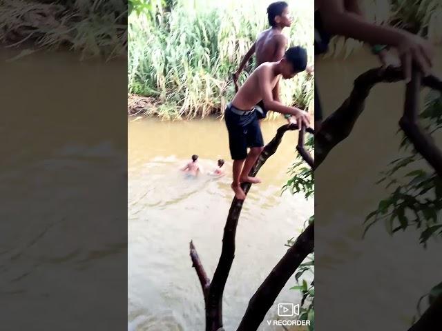 Berondong kampung mandi sungai telanjang