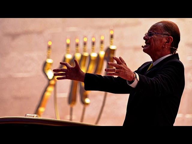 Hinos com Bispo Macedo no Templo de Salomão