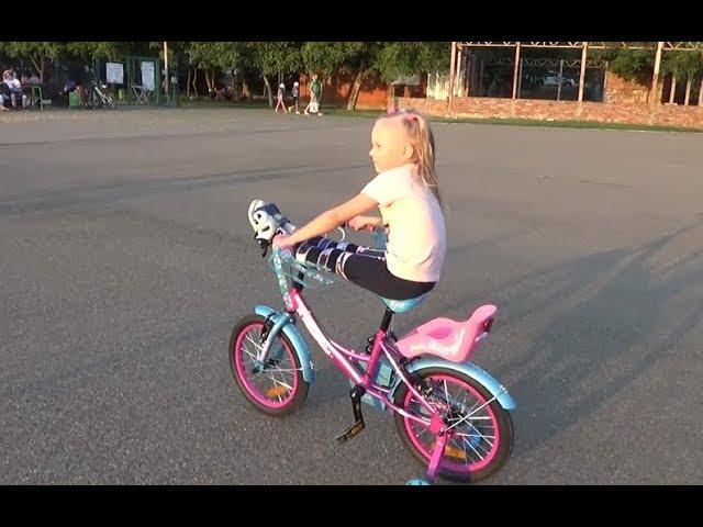 Acrobatics on the BIKE !!! Alice shows us what she learned ! Entertainment for children