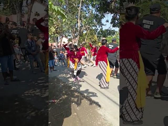 kebaya merah viral