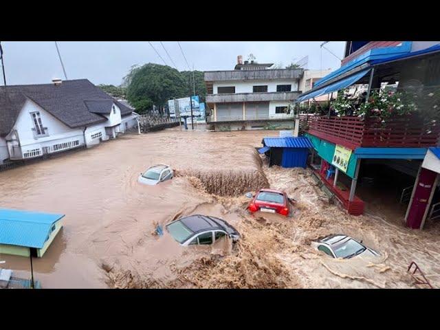 Chaos in Thailand Today! Massive Flooding Swept away Homes, Cars in Mae Sai