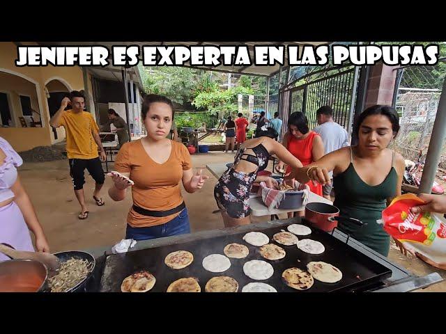 Jenifer es experta echando pupusas, mientras su hermana Melissa aun no puede.