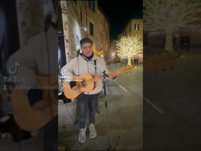 Basket Street..#busker #street #streetart #streetartist #streetmusic #streetmusicians #greenday