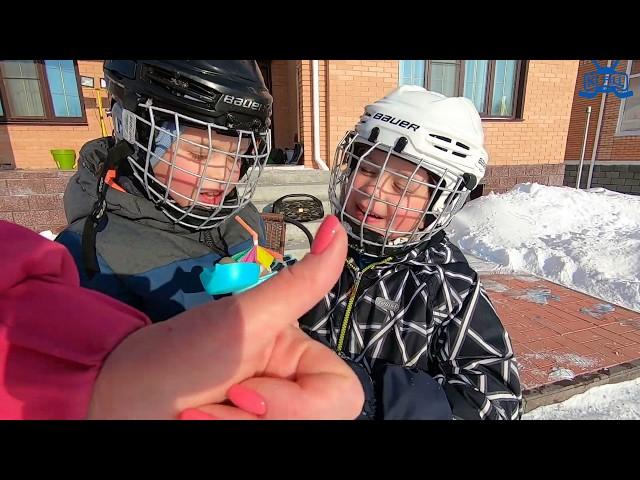 STEEL SKATER at home: Cyril and Philip play HOCKEY and clean the snow / kids hockey // KiFill boys