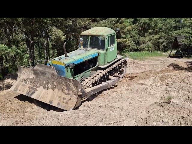 Работаем на старичке ДТ 75.We work on an old tractor dt75. ДТ 75 на дорогах общего пользования