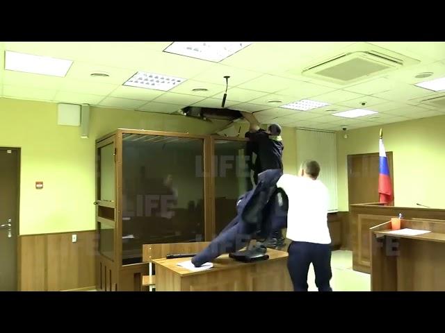 Russian Guy Tries To Escape Court (Credit- Life HOBOCTN)