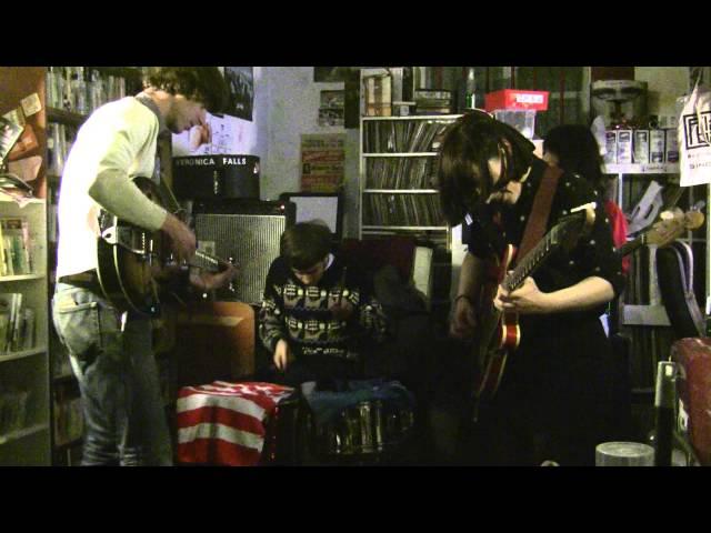 VERONICA   FALLS LIVE AT FLASHBACK RECORDS  NI