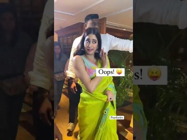 JANHVI KAPOOR OOPS MOMENT CAPTURE IN CAMERA __LOKK AT HER EXPRESSION __#JANHVI#SRIDEVi