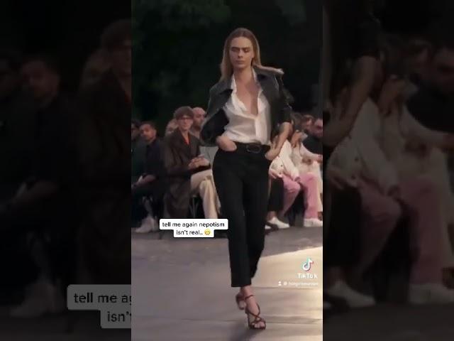 Cara Delevigne strange runway walk..