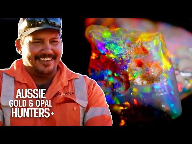 Roger & Lee Find STUNNING Crystal Opal Full Of Colour! | Outback Opal Hunters