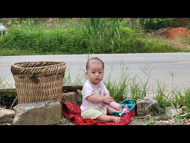 The difficult life of a 17-year-old single mother and her son who is learning to sit || Ly Tieu Cu