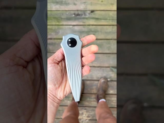 The Clamshell Gravity knife