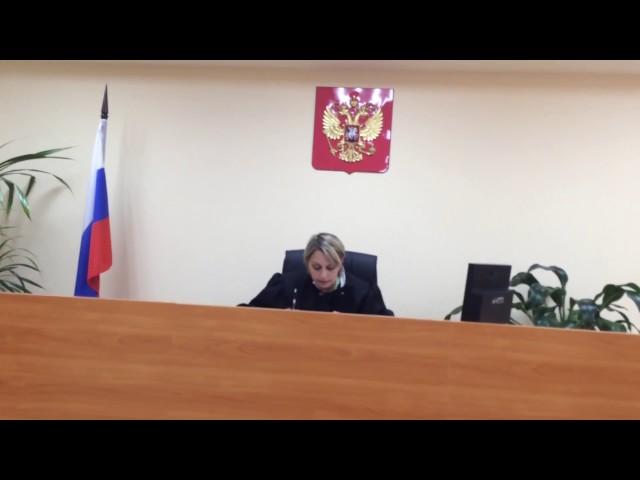 Гражданин СССР в “суде РФ“  судья  убегает.